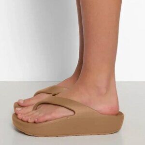 Skims Ochre Molded Flip Flop Sandals Tan Sz 42